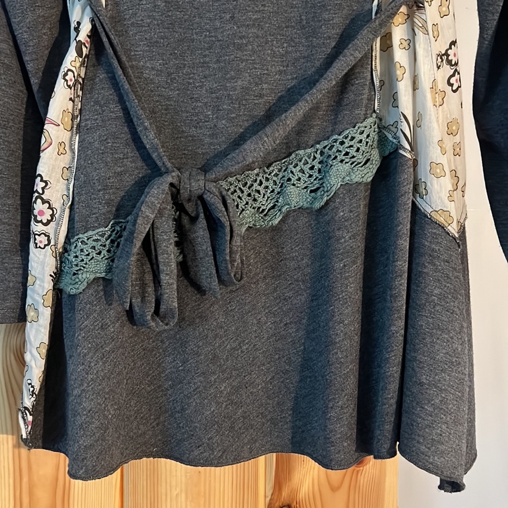 The Pyramid Collection Tunic Top Mixed Fabrics - Picture 7 of 8